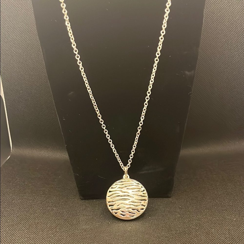 Elegant Silver Pendant Necklace